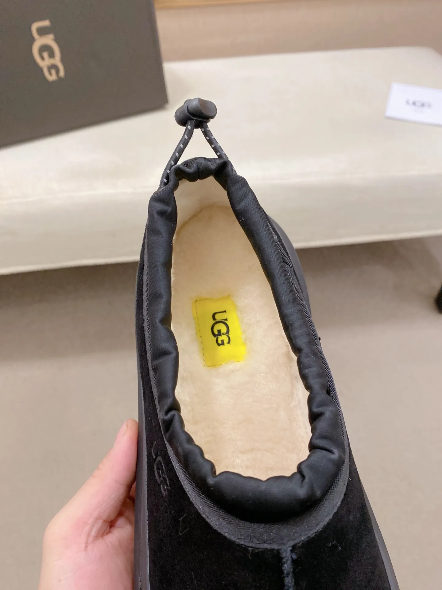 Factory price: 480💰Couple model💏 Same style as Wang Yibo, North American men's shoes Ugg ☃️In the special sale of new high-quality men's shoes snow boots in autumn and winter, the nemesis of extreme cold weather! Made of cowhide leather, merino wool lining, and original outsole, whether driving, outdoor or daily wear, there is always one that suits you! Male and female size: 35-46.